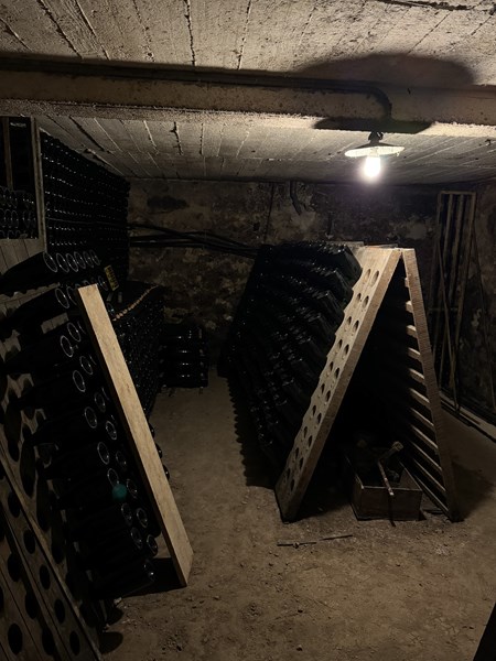 <p>Damery er en landsby i Vall&eacute;e de la Marne, like vest for premier cru-kommunen Cumi&egrave;res. P&aring; &Eacute;chelle des crus-skalaen, Champagnes n&aring; avbl&aring;ste rangering av kommuner p&aring; niv&aring;ene Grand Cru, Premier Cru og Cru, er Damery klassifisert p&aring; det laveste niv&aring;et. Men de bratte vinmarkene har utvilsomt flott potensiale, som vist i vinene til Fabrice Gass. Hans 1 hektar med vinmark er arvet fra hans mor og fordeler seg p&aring; syv parseller spredt rundt i &aring;ssiden. Vinmarksarbeidet er i praksis &oslash;kologisk, men uten sertifisering. Kommunen er mest kjent for meunier, men Fabrice har mest fokus p&aring; pinot noir og chardonnay. Fra 2023 har han sluttet &aring; selge en andel av druene sine, og dette kommer dermed til &aring; gi en noe &oslash;kt produksjon fra eiendommen i &aring;rene som kommer, fra 4000-5000 flasker til rundt 9000 flasker i &aring;ret.</p>