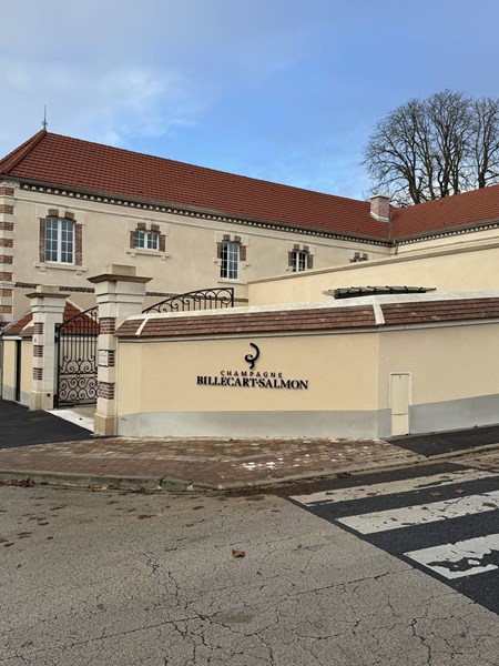 <p>Billecart-Salmon ble etablert i 1818 etter at Nicolas François Billecart giftet seg med Elisabeth Salmon. Hennes bror, Louis Salmon, tok seg på denne tiden av det kommersielle, mens Nicolas François, som var lidenskapelig opptatt av ønologi, tok seg av vinproduksjonen. Selv om produksjonen og salget ble hardt rammet av de to verdenskrigene, overlevde huset de vanskelige årene. På 1950-tallet ble en viktig del av husets vinstil definert av Jean Roland-Billecart, som var femte generasjon og som gikk bort i 2025 i en alder av 102 år. Jean introduserte kjølig bunnfallssedimentering og en lenger fermentering ved lavere temperaturen, som er viktige faktorer for Billecart-Salmon sin friske, elegante stil. Han var en del av husets smakskomité helt frem til sin bortgang. På 1970-tallet fortsatte Jean utviklingen med introduksjonen av en lys, delikat roséchampagne.</p>
<p>I 1993 overtok brødrene François og Antoine Roland-Billecart ledelsen over huset. De videreførte husets stil og posisjonerte Billecart-Salmon som en mer eksklusiv produsent med fokus på fine dining og dedikerte privatkunder. I 2000 ble dagens vineri ferdigstilt, hvor de ulike parsellene kan foredles med mest mulig presisjon. Senere har man også introdusert en kjeller med gamle eikefat og store foudres, som tilfører subtil kompleksitet og dybde til vinene. I 2018, det samme året som huset fylte 200 år, ble ledelsen overlatt til den syvende generasjonen, Mathieu Roland-Billecart.</p>