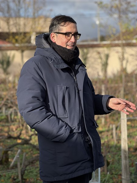 <p>Billecart-Salmon ble etablert i 1818 etter at Nicolas François Billecart giftet seg med Elisabeth Salmon. Hennes bror, Louis Salmon, tok seg på denne tiden av det kommersielle, mens Nicolas François, som var lidenskapelig opptatt av ønologi, tok seg av vinproduksjonen. Selv om produksjonen og salget ble hardt rammet av de to verdenskrigene, overlevde huset de vanskelige årene. På 1950-tallet ble en viktig del av husets vinstil definert av Jean Roland-Billecart, som var femte generasjon og som gikk bort i 2025 i en alder av 102 år. Jean introduserte kjølig bunnfallssedimentering og en lenger fermentering ved lavere temperaturen, som er viktige faktorer for Billecart-Salmon sin friske, elegante stil. Han var en del av husets smakskomité helt frem til sin bortgang. På 1970-tallet fortsatte Jean utviklingen med introduksjonen av en lys, delikat roséchampagne.</p>
<p>I 1993 overtok brødrene François og Antoine Roland-Billecart ledelsen over huset. De videreførte husets stil og posisjonerte Billecart-Salmon som en mer eksklusiv produsent med fokus på fine dining og dedikerte privatkunder. I 2000 ble dagens vineri ferdigstilt, hvor de ulike parsellene kan foredles med mest mulig presisjon. Senere har man også introdusert en kjeller med gamle eikefat og store foudres, som tilfører subtil kompleksitet og dybde til vinene. I 2018, det samme året som huset fylte 200 år, ble ledelsen overlatt til den syvende generasjonen, Mathieu Roland-Billecart.</p>