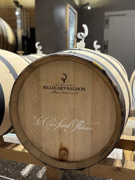 <p>Billecart-Salmon ble etablert i 1818 etter at Nicolas François Billecart giftet seg med Elisabeth Salmon. Hennes bror, Louis Salmon, tok seg på denne tiden av det kommersielle, mens Nicolas François, som var lidenskapelig opptatt av ønologi, tok seg av vinproduksjonen. Selv om produksjonen og salget ble hardt rammet av de to verdenskrigene, overlevde huset de vanskelige årene. På 1950-tallet ble en viktig del av husets vinstil definert av Jean Roland-Billecart, som var femte generasjon og som gikk bort i 2025 i en alder av 102 år. Jean introduserte kjølig bunnfallssedimentering og en lenger fermentering ved lavere temperaturen, som er viktige faktorer for Billecart-Salmon sin friske, elegante stil. Han var en del av husets smakskomité helt frem til sin bortgang. På 1970-tallet fortsatte Jean utviklingen med introduksjonen av en lys, delikat roséchampagne.</p>
<p>I 1993 overtok brødrene François og Antoine Roland-Billecart ledelsen over huset. De videreførte husets stil og posisjonerte Billecart-Salmon som en mer eksklusiv produsent med fokus på fine dining og dedikerte privatkunder. I 2000 ble dagens vineri ferdigstilt, hvor de ulike parsellene kan foredles med mest mulig presisjon. Senere har man også introdusert en kjeller med gamle eikefat og store foudres, som tilfører subtil kompleksitet og dybde til vinene. I 2018, det samme året som huset fylte 200 år, ble ledelsen overlatt til den syvende generasjonen, Mathieu Roland-Billecart.</p>