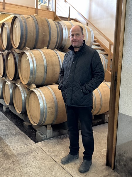 <p>Eiendommen best&aring;r i dag av 4,6 hektar fordelt p&aring; 17 parseller, hovedsakelig i grand cru-kommunen Bouzy, men ogs&aring; med andeler i grand cru-ene Ambonnay og Louvois, samt premier cru-en Tauxi&egrave;res. Forel&oslash;pig beholdes bare rundt 20 prosent av druene til egen produksjon mens resten selges til n&eacute;gocianter. Plantene har en gjennomsnittsalder p&aring; rundt 40 &aring;r og kultiveres med &oslash;kologiske og biodynamiske virkemidler. Det er plantet dekkvekster mellom radene og det pl&oslash;yes mellom radene. For Georges er det viktig &aring; jobbe med modne druer og han er derfor blant de siste dyrkerne i omr&aring;det til &aring; h&oslash;ste druene. Da inneholder de kanskje noe lavere syrlighet, men desto mer konsentrasjon, dybde og salinitet. N&aring;r vinen kan lages uten <em>dosage</em>, f&oslash;ler Georges at han har valgt korrekt innh&oslash;stningstidspunkt.</p>
<p>&nbsp;</p>