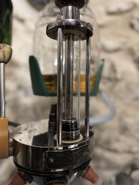 <p>Vinene lages p&aring; meget tradisjonelt vis. Druene presses i en tradisjonell firkantet 2000 kg vertikalpresse, etterfulgt av 12 timers bunnfallssedimentering i emaljerte st&aring;ltanker og fermentering uten tilsatt gj&aelig;r p&aring; en kombinasjon av gamle eikefat fra Bollinger og akasiefat. De eldste fatene er nesten 100 &aring;r gamle. Den malolaktiske gj&aelig;ringen gjennomf&oslash;res ikke, noe som f&oslash;rer til viner med h&oslash;ye syreniv&aring;er, men som balanseres med solid fruktmodning og rundes av med fatlagringen. Fatene toppes opp hver 12. dag og omstikkes tre ganger i l&oslash;pet av modningen. Vinene klares forsiktig med isinglass, men filtreres ikke og de gjennomg&aring;r en naturlig kaldstabilisering i den kj&oslash;lige kjelleren gjennom vinteren. 30 prosent av hver &aring;rgang tas vare p&aring; som reservevin p&aring; fat til neste &aring;rgang. Andregangsgj&aelig;ringen foreg&aring;r under crown cap eller champagnekork, avhengig av cuv&eacute;e. Dosagen best&aring;r av en lik&oslash;r laget av moden champagne og r&oslash;rsukker.&nbsp; Alt arbeid gj&oslash;res for h&aring;nd, og resultatet er konsentrerte og komplekse viner med rik struktur i kombinasjon med flott friskhet og fokus.</p>
<p>Fabrice begynner &aring; n&aelig;rme seg pensjonsalder, men heldigvis er hans s&oslash;nn Gabriel n&aring; i ferd med &aring; overta den lille eiendommen og videref&oslash;re arven etter sin far.</p>