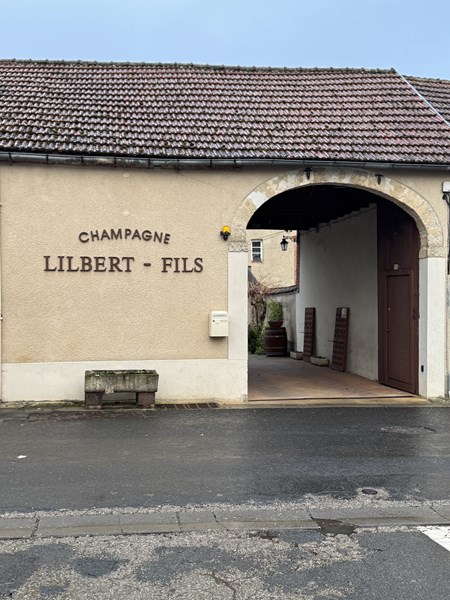 <p>Lilbert-familien har dyrket druer i regionen siden 1746 og begynte &aring; produsere egen vin i 1907. Bertrand Lilbert har ledet eiendommen siden 1999.</p>