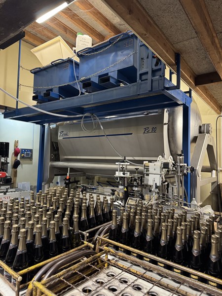 <p>Lilbert-Fils holder til i Cramant, hvor ogs&aring; 60 prosent av vinmarkene befinner seg. I tillegg ligger 30 prosent i Chouilly og 10 prosent i Oiry, alle klassifisert som Grand Cru. Totalt er det bare snakk om 3,5 hektar med vinmark fordelt p&aring; 15 parseller. Plantenes gjennomsnittsalder er rundt 45 &aring;r og de eldste stammer fra 1936. Det jobbes med lave avlinger, og vinene lages i en klassisk strukturert stil preget av h&oslash;y finesse og en brilliant klarhet.</p>