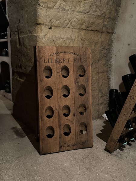 <p>Lilbert-Fils holder til i Cramant, hvor ogs&aring; 60 prosent av vinmarkene befinner seg. I tillegg ligger 30 prosent i Chouilly og 10 prosent i Oiry, alle klassifisert som Grand Cru. Totalt er det bare snakk om 3,5 hektar med vinmark fordelt p&aring; 15 parseller. Plantenes gjennomsnittsalder er rundt 45 &aring;r og de eldste stammer fra 1936. Det jobbes med lave avlinger, og vinene lages i en klassisk strukturert stil preget av h&oslash;y finesse og en brilliant klarhet.</p>