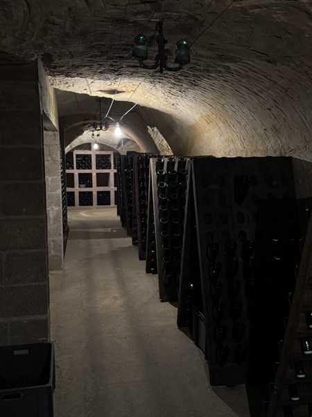 <p>Lilbert-Fils holder til i Cramant, hvor ogs&aring; 60 prosent av vinmarkene befinner seg. I tillegg ligger 30 prosent i Chouilly og 10 prosent i Oiry, alle klassifisert som Grand Cru. Totalt er det bare snakk om 3,5 hektar med vinmark fordelt p&aring; 15 parseller. Plantenes gjennomsnittsalder er rundt 45 &aring;r og de eldste stammer fra 1936. Det jobbes med lave avlinger, og vinene lages i en klassisk strukturert stil preget av h&oslash;y finesse og en brilliant klarhet.</p>