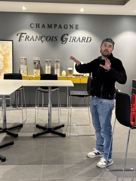 <p>Eiendommen best&aring;r av totalt 12 hektar med vinmark fordelt p&aring; hele 120 parseller i Le Mesnil-sur-Oger, Oger, Avize, Vertus og Voipreux i C&ocirc;te des Blancs, samt en parsell med meunier i Morangis i Coteaux Sud d'Epernay. Vinmarkene har v&aelig;rt uten ugressmidler siden starten av 2000. Etter Paul sin overtakelse har de ogs&aring; blitt kultivert etter &oslash;kologiske prinsipper, og fra 2023 er de sertifisert b&aring;de &oslash;kologisk og biodynamisk. Dekkvekster og tr&aelig;r mellom parsellene bidrar til &oslash;kt biodiversitet, og det pl&oslash;yes mellom radene, enten maskinelt eller med hest, avhengig av tykkelsen p&aring; toppjorden, for &aring; ventilere jorden og tvinge r&oslash;ttene dypere ned. Denne delen av Champagne er relativt hardt rammet av <em>court-nou&eacute;</em>, et plantevirus som gir sm&aring; avlinger med konsentrerte druer. I Girard sine parseller som er p&aring;virket av viruset, kuttes ikke de apikale skuddene om sommeren, noe som bidrar til &aring; bevare mer syrlighet i druene.</p>
<p>Paul Girard er tiln&aelig;rmet den eneste dyrkeren av &oslash;kologiske eller biodynamiske druer i Le Mesnil, og det gj&oslash;r han til en popul&aelig;r kilde av druer for andre likesinnede produsenter. Forel&oslash;pig selges halvparten av druene videre, mens resten beholdes til egen produksjon.</p>