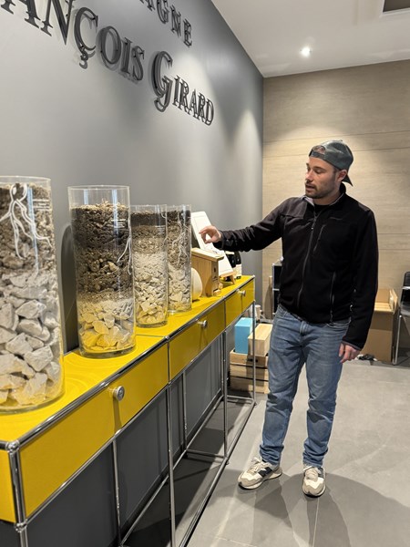 <p>Girard-Bonnet er en helt ny produsent i Champagne, men utgangspunktet kommer fra to familier som har dyrket druer siden starten av 1900-tallet. Paul Girard er s&oslash;nn av Philippe Girard og Dominique Bonnet, og etter at utleieavtalene til foreldrenes vinmarker utl&oslash;p, valgte han &aring; sl&aring; sammen de to eiendommene til Girard-Bonnet. Paul har studert vitikultur og &oslash;nologi i Avize, samt Wine Management and Business i Bordeaux, og er en ung og utforskende type.</p>