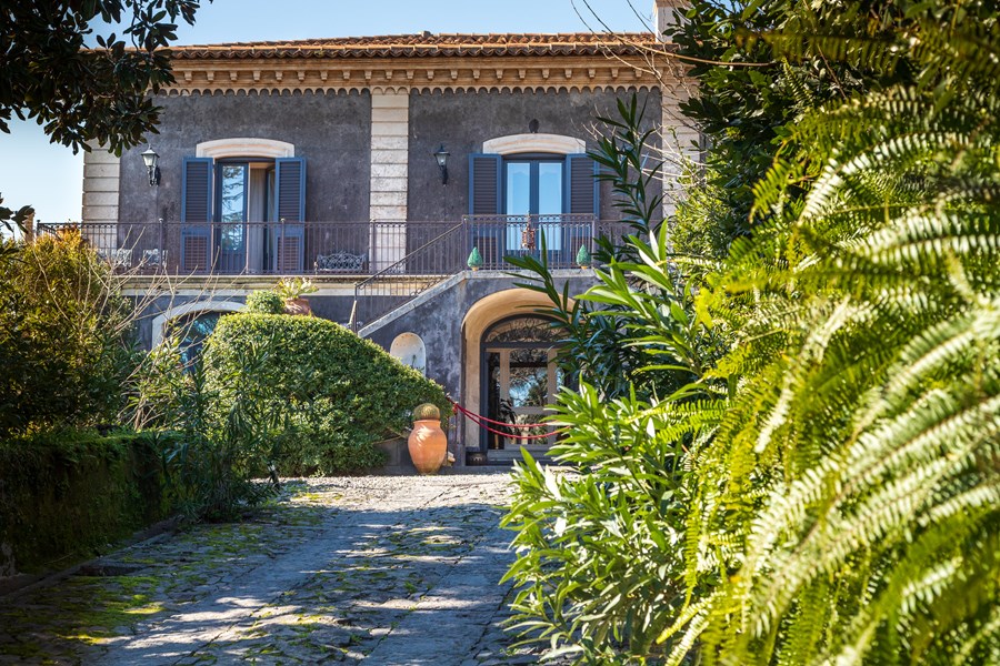 <p>I&nbsp;Viagrande, rett utenfor Catania, startet Giuseppe Benanti opp med vinproduksjon p&aring; en av sin fars gamle g&aring;rder p&aring; slutten av 1800-tallet. Etter omfattende studier av jordsmonn og gamle kloner gjenopplivet Giuseppes barnebarn ved samme navn vinhuset i 1988, og det ble et l&oslash;ft for vinproduksjonen b&aring;de p&aring; Etna og hele Sicilia.</p>
<p>I 2012 overtok tvillingbr&oslash;drene Salvino og Antonio, og satte umiddelbart i gang det de selv kaller en brutal og effektiv endringsprosess, ettersom Benanti p&aring; denne tiden hadde mistet mye av sin identitet.&nbsp;Siden den gang er eiendommen utvidet til dagens st&oslash;rrelse p&aring; 30 hektar, samtidig som fokuset p&aring; b&aelig;rekraft er &oslash;kt.</p>