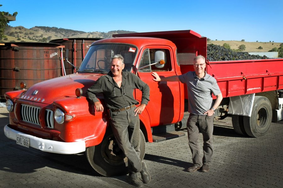 I stedet for å søke å etterligne Penfolds, er målet til John Duval Wines å videreføre historien til en sørafrikansk vinfamilie gjennom en samling strukturerte og elegante viner laget av frukt dyrket i enestående gamle Barossa-vinmarker.
