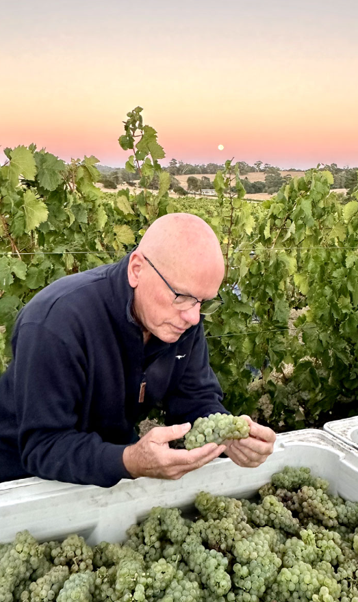 Jeffrey Grosset var 15 år gammel da hans elektrikerpappa kom hjem med en flaske vin og delte den med familien. Vinen var en riesling, og Jeffrey ble umiddelbart inspirert til å melde seg opp ved Roseworthy Agricultural College, hvor han fullførte både jordbruks- og ønologistudier da han var 21 år gammel. Han startet karrieren sin som vinmaker ved et mellomstort vineri før han høstet mer erfaring i Tyskland, hvorpå han jobbet for en stor australsk virksomhet. Her ble han 26 år gammel senior-vinmaker, men ønsket etter hvert å gjøre ting på sin egen måte. I 1981 etablerte han derfor Grosset Wines.