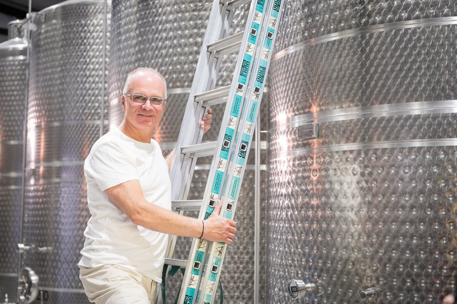 <p>Druene h&oslash;stes for h&aring;nd og transporteres til vineriet i kj&oslash;lebeholdere, hvorp&aring; de sorteres f&oslash;r pressing. Ogs&aring; under pressingen holdes temperaturen lavt for &aring; ivareta druesortens lyse prim&aelig;rfrukt, og den sk&aring;nsomme prosessen varer i 5-6 timer for &aring; ekstrahere mer aromatikk fra drueskallene. Fermenteringen gjennomf&oslash;res p&aring; rustfrie st&aring;ltanker ved 14-16 grader, etterfulgt av tre m&aring;neders modning p&aring; det fine bunnfallet, som tilf&oslash;rer vekt og kompleksitet, f&oslash;r tapping p&aring; flaske.</p>