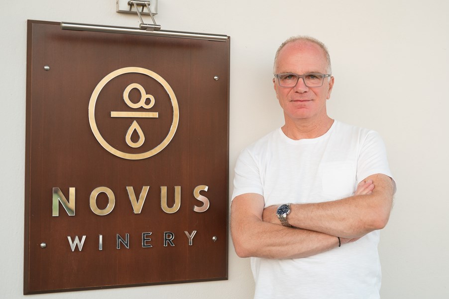 <p>Novus er et nytt vineri som drives av Leonidas Nassiakos, men som har en historie tilbake til 1950-tallet, da hans bestefar startet vinproduksjon med lokale druesorter. Til &aring; begynne med ble vinen solgt i bulk, og det var den neste generasjonen som begynte med flasketapping og som var med p&aring; &aring; sette den &laquo;glemte&raquo; druen Moschofilero p&aring; kartet. Med opprettelsen av appellasjonen Mantinia i 1971 fikk man et beskyttet navn for de lokale vinene som m&aring; v&aelig;re basert p&aring; minimum 85 prosent Moschofilero, men i praksis er de fleste vinene endrueviner.</p>