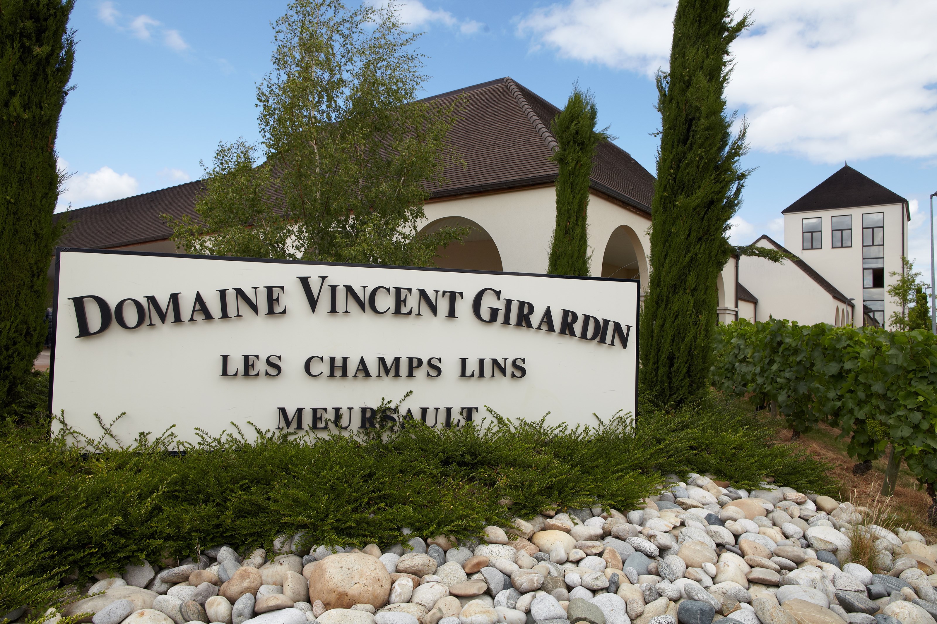 <p>Vincent Girardin startet sin virksomhet med meget beskjedne 2 hektar vinmark i 1980. Da hadde familien produsert vin i hele 11 generasjoner i Burgund, riktignok i noks&aring; begrenset m&aring;lestokk. Da faren trakk seg tilbake kort tid etter, arvet Girardin ytterligere noen f&aring; hektar vinmark i tillegg til de to han selv allerede opererte. Siden den gangen har den energiske og driftige Girardin &oslash;kt virksomheten, i f&oslash;rste rekke takket v&aelig;re det omfattende oppkj&oslash;pet av vinmarkene til Clerc-familien i Puligny-Montrachet i 2001-02. Tidligere hadde Girardin kj&oslash;pt druer fra Clerc, f&oslash;lgelig hadde han ikke hatt full kontroll over behandlingen av og arbeidet i vinmarkene. Ved dette omfattende oppkj&oslash;pet sikret Girardin seg blant annet tilgang til en stor andel av den absolutte kremen av hvitvinsmarker i Burgund, i tillegg til at Girardin fra og med 2002-&aring;rgangen fikk full kontroll over b&aring;de vitikultur og vinifikasjon. Vinmarkene drives i dag etter et n&oslash;ye fastlagt &oslash;kologisk m&oslash;nster uten kunstgj&oslash;dsel og kunstige plantevernmidler. Dette har ytterligere bidratt til &aring; &oslash;ke kvaliteten og s&aelig;rpreget p&aring; portef&oslash;ljen.</p>
<p>I 2012 valgte Girardin &aring; selge vinhuset til sin forretningspartner gjennom lang tid, Jean-Pierre Ni&eacute;, ettersom hans egen helse ikke lenger var p&aring; topp og ingen av barna &oslash;nsket &aring; ta over virksomheten. De ni personene som jobber p&aring; ving&aring;rden er imidlertid de samme, og &oslash;nologen Eric Germain, som har v&aelig;rt Vincents h&oslash;yre h&aring;nd siden begynnelsen av 2000-tallet, tar stadig vinene til nye h&oslash;yder. Eric kjenner hver eneste parsell som sin egen bukselomme, og det er hans personlige touch som s&oslash;rger for husets rene, finessepregede og livlige vinstil med perfekt balanse mellom smaksrikdom og eleganse.</p>