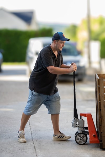 <p>Vineriet ligger i Moussy, en kommune i det fortsatt litt ukjente underomr&aring;det Coteaux Sud d&rsquo;Epernay, like vest for C&ocirc;te des Blancs, men de totalt 8 hektarene med vinmark fordeler seg p&aring; 84 parseller i 11 ulike kommuner. 4 hektar ligger i C&ocirc;te des Blancs.</p>