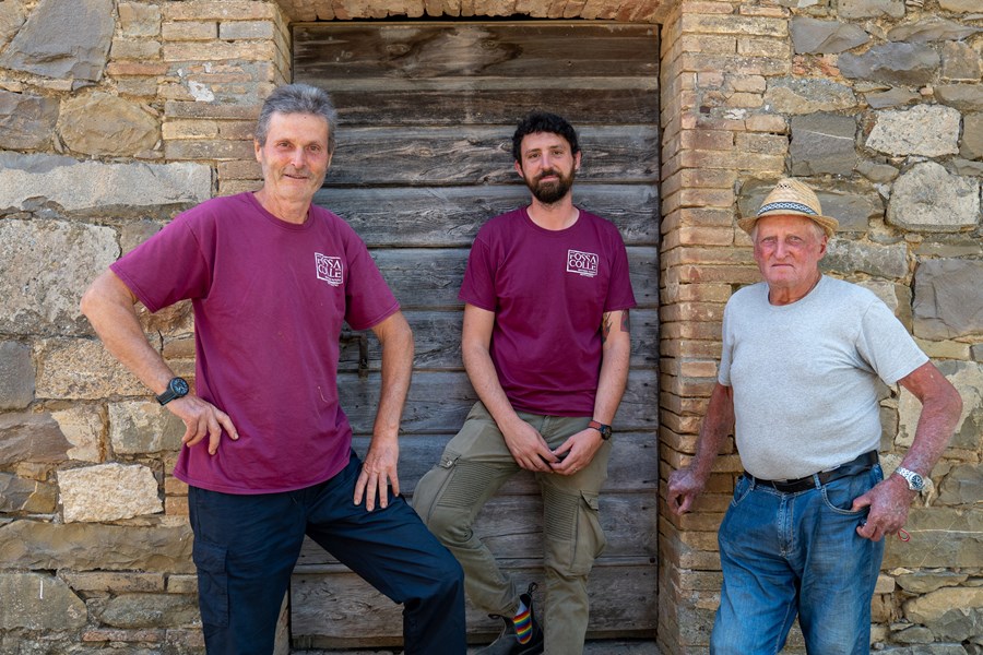 Fossacolle-eiendommen ligger sør i Montalcino og dekker fire hektar med vingårder, hvorav 2,5 er bestemt til Brunello. Slik er kvaliteten på vingårdene at Adriano Bambagioni har vært i stand til å produsere viner som har vunnet en rekke utmerkelser. Adriano lærte sitt fag i løpet av de 10 årene han jobbet med Giacomo Tachis, ønologen som var ansvarlig for å produsere de første supertoskanske vinene.
Adrianos erfaring er tydelig i de smidige tanninene til Brunello, samt den utmerkede strukturen til Rosso. Vinproduksjonen hans blander tradisjon med en moderne tilnærming, med bruk av både franske eikebarriquer og store slaviske eikefat for å lagre Brunello. Godset har vært eid av Marchetti-familien, Adrianos svigerfamilie, siden 1700, og Adrianos sønn, Stefano, jobber nå sammen med ham