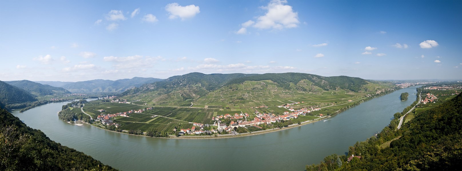 Vinhøsten hos Tegernseerhof varer ofte helt inn i kalde desember. Druene høstes selvfølgelig for hånd og sorteres nøye. Tegernseerhof er medlem av foreningen Vinea Wachau, og vinifikasjonen foregår derfor etter deres såkalte «Codex Wachau», som kort fortalt går ut på at man forplikter seg til å vinifisere vinen på så naturlig vis som mulig. Ingen form for tilsetninger eller aromatisering er tillatt – inkludert bruk av eikefat.