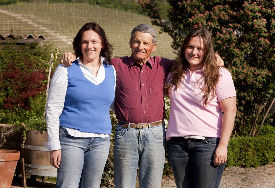 <p>Azienda Agricola Cigliuti man&oslash;vrerer virtuost og uten anstrengelser mellom tradisjonell og moderne vinifikasjon. Alle viner spontanfermenteres ved hjelp av villgj&aelig;r. Barbaresco Serraboella gj&aelig;res p&aring; grunnlag av 100 % avstilkede druer i temperaturkontrollerte st&aring;ltanker ved ca. 28 grader. Maserasjonstiden er 12-14 dager. Videre lagring finner sted p&aring; store og sm&aring; eikefat (h&oslash;yst 40 %, 1-3 &aring;r gamle etter en vurdering av &aring;rgangens karakter) i ca. 17-18 mnd. Vinen blir deretter lagret ytterligere p&aring; flaske i ca 7 mnd f&oslash;r salg.</p>