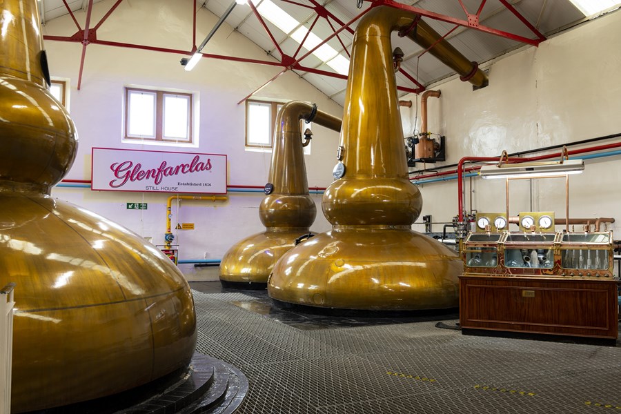 <p>I seks generasjoner har Grant-familien eid og drevet Glenfarclas-destilleriet p&aring; Ballindalloch. Firmaet ledes i dag av John Grant der s&oslash;nnen George jobber som merkevareambassad&oslash;r.</p>
<p>Destilleriet har seks destillasjonsapparater som er de st&oslash;rste i Speyside. Tre wash stills og tre spirit stills har en kapasitet p&aring; cirka 4 millioner liter. Destillasjonsappareten varmes opp direkte med gassbrennere.</p>
<p>Destilleriet har mer enn 60.000 fat som modnes p&aring; stedet, i all hovedsak sherryfat. Stilen er elegant og nyansert med tydelig sherry-p&aring;virkning.</p>
<p>Glenfarclas har et godt rykte for sine blend malts, men det er nok single maltene deres som har gjort dem verdensber&oslash;mte, og spesielt de som har ligget lenge p&aring; sherry-fat, blant annet fra den ettertraktede The Family Casks-serien. De regnes for noe av det aller ypperste man kan f&aring; av whisky og det er de som ogs&aring; den tydeligste Glenfarclas-signaturen.</p>
<p>Kjerneportef&oslash;ljen av single malst er alt fra 8 &aring;r gamle til hele 40 &aring;r. I 2007 bestemte Grant-familien seg for &aring; starte The Family Casks-serien, som virkelig understreket hvor god kvalitet Glenfarclas har p&aring; fatene sine. The Family Cask-serien omfatter tappinger fra enkeltfat med &aring;rgang og fatstyrke (cask strength) helt tilbake til 1952. Family Cask-serien fortsetter &aring; utvikle seg, men i dag er det sjelden &aring; f&aring; tak i tappinger eldre enn 1990 i f&oslash;rsteh&aring;ndsmarkedet.</p>
<p>Grants filosofi er &aring; presentere whiskyene deres med minimalt med staffasje og til fornuftige priser. Det er innholdet i flasken som skal snakke, og det er en filosofi som passer oss i Moestue godt. Derfor er ikke Glenfarclas s&aring; attraktivt for den som er opptatt av &aring; invester og samle, men heller for den som vil nyte toppkvalitets whisky sammen med venner.</p>
<p>Glenfarclas betyr noe slikt som &laquo;det gr&oslash;nne gressets dal&raquo;.</p>