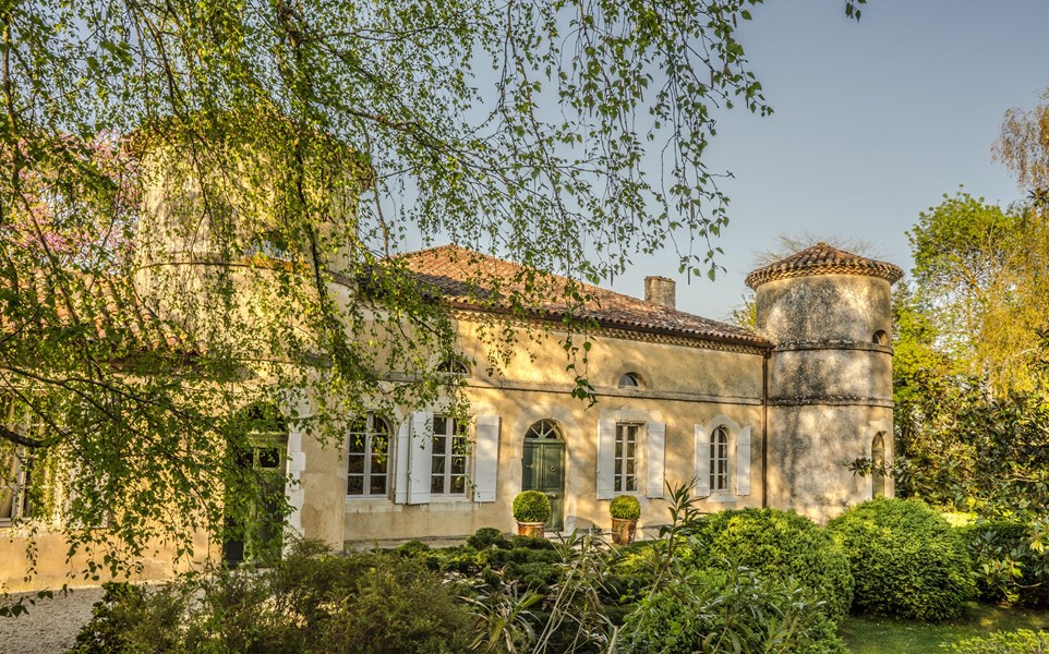 <p>Historien til Domaine Tariquet strekker seg helt tilbake til 1683. P&aring; den tiden var eiendommen eid av Montesquiou-familien, som drev med forskjellig jordbruk og dyrehold. Et par &aring;rhundrer senere ble eiendommen oppdaget av Pierre Artaud. Pierre kom opprinnelig fra landsbyen Erc&eacute; i Pyreneene, men tilbragte deler av livet i USA, hvor han gjorde suksess som bj&oslash;rnetemmer. Det var p&aring; en tur tilbake til Frankrike at han ble forf&oslash;rt av sjarmen og elegansen til eiendommen, og i 1912 gikk han sammen med sin s&oslash;nn Jean-Pierre, som jobbet som bartender i New York, og kj&oslash;pte huset og det som p&aring; den tiden bestod av 7 hektar med vinmarker. Perioden som fulgte var preget av de to verdenskrigene, som flere av familiemedlemmene var involvert i, og utviklingen av eiendommen kom dermed f&oslash;rst ordentlig i gang etter andre verdenskrig. Mens de fleste g&aring;rdene i regionen hovedsakelig dyrket mais, valgte Grassa-familien &aring; sette inn st&oslash;tet p&aring; Armagnac. De neste &aring;rene &oslash;kte man dyrkingsarealet til 50 hektar med vinmarker, men det var ikke f&oslash;r i 1972 at man begynte &aring; tappe Armagnac selv. F&oslash;r dette ble fatene solgt til <em>n&eacute;gocianter</em>.</p>
<p>S&aring; kom 1980-tallet og Yves Grassa fikk en id&eacute; om &aring; lage en t&oslash;rr og frisk hvitvin fra Ugni Blanc, en druesort som i Frankrike er mest assosiert med Armagnac og Cognac. Men &aring; dyrke druer til hvitvin er ikke det samme som &aring; dyrke druer til Armagnac, hvor basevinene typisk bare inneholder 7-9 prosent alkohol. Derfor ble plantetettheten i vinmarkene &oslash;kt fra 3,300 planter per hektar til 4,500. Dette f&oslash;rer til &oslash;kt konkurranse mellom plantene og reduserer antallet klaser per plante, noe som leder til bedre modning og h&oslash;yere konsentrasjon i druematerialet. I vineriet utviklet man teknikker for &aring; holde druematerialet kj&oslash;lig og forhindre oksidasjon gjennom hele vinifikasjonen, og p&aring; den m&aring;ten kunne man produsere en lys, ungdommelig og fruktig hvitvin. Den f&oslash;rste vinen, Classic, ble raskt en stor suksess, og i l&oslash;pet av det neste ti&aring;ret ble vinmarksarealet &oslash;kt til rundt 400 hektar. Dette var f&oslash;rste gang en hvitvin laget p&aring; hundre prosent Ugni Blanc ble laget i Gascogne, men etter hvert plantet man ogs&aring; Gros Manseng og Petit Manseng, to lokale druesorter i S&oslash;rvest-Frankrike, samt Sauvignon Blanc, Chardonnay og Chenin Blanc.</p>
<p>I dag er det den femte generasjonen, br&oslash;drene Armin og R&eacute;my Grassa, som leder Domaine Tariquet videre, noe de har gjort siden de tok over fra sine foreldre i 2005. Ekspansjonen av vinmarkene har fortsatt &aring; &oslash;ke og dekker i dag 1,125 hektar, noe som gj&oslash;r det til den st&oslash;rste ving&aring;rden i Frankrike som er eid av en enkelt familie.</p>