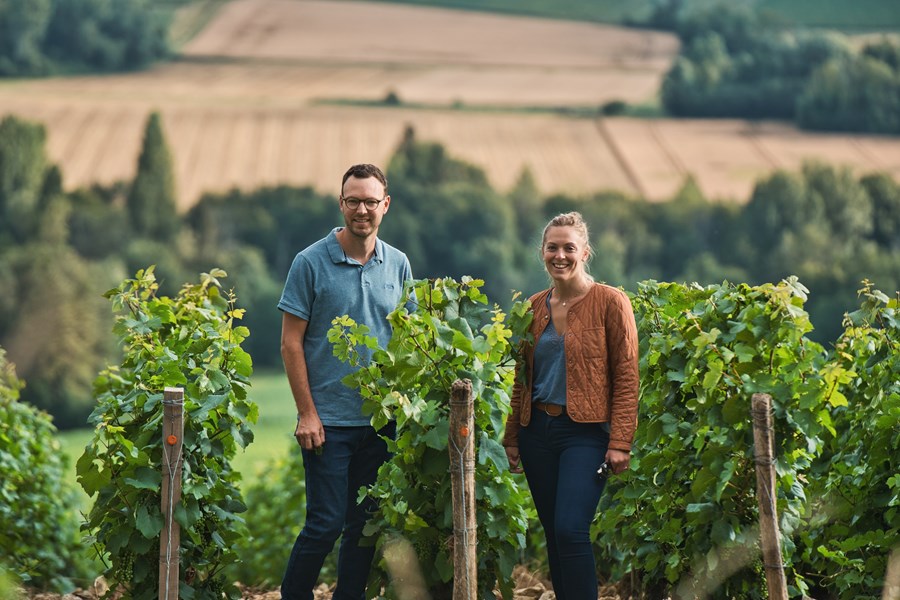 <p>Pierre Gerbais holder til i landsbyen Celles-sur-Ource og ledes i dag av Aur&eacute;lien Gerbais, den &aring;ttende generasjonen til &aring; dyrke druer og den fjerde til &aring; produsere vin. Etter &aring; ha studert &oslash;nologi i Burgund og blant annet jobbet hos Olivier Lamy i Saint-Aubin, returnerte han til familieeiendommen i 2009. Siden den gang har han gradvis satt sitt preg p&aring; produksjonen, blant annet med introduksjonen av enkeltvinmarksviner, og har l&oslash;ftet eiendommen til et nytt niv&aring;.</p>
<p>Vinmarkene i Aube var lenge en viktig kilde til vin, men da de f&oslash;rste forslagene til appellasjonsbetegnelse for Champagne kom p&aring; starten av 1900-tallet ble dette omr&aring;det ekskludert, og f&oslash;rst etter en rekke oppt&oslash;yer ble denne delen motvillig inkludert i appellasjonen. Og da <em>&eacute;chelle des crus </em>ble innf&oslash;rt, Champagnes rangering av landsbyer i kategoriene grand cru, premier cru og cru, ble alle kommunene i Aube plassert p&aring; nederste niv&aring;. B&oslash;ndene har med andre ord jobbet mye i motgang, men i dag utgj&oslash;r de omtrent en fjerdedel av vinmarksarealet i Champagne. Store deler av produksjonen selges til n&eacute;gocianter i de sentrale omr&aring;dene i nord, men den interessante utviklingen dreier seg om b&oslash;nder som har sluttet &aring; selge druene sine og isteden lager stedegne viner fra kommuner man tidligere ikke hadde h&oslash;rt om.</p>