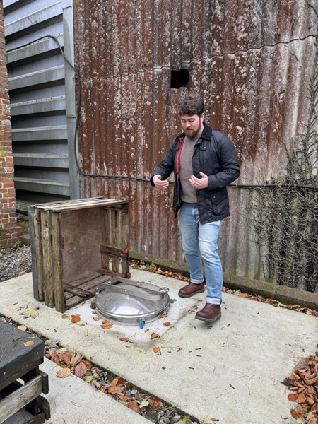 <p>Vinkjelleren ligger enn s&aring; lenge i en sjarmerende gammel l&aring;ve bare noen meter fra vinmarkene, og druene som blir s&aring; godt ivaretatt gjennom hele vekstsesongen kan dermed plukkes og vinifiseres umiddelbart uten noen transportetapper som kan forringe kvaliteten p&aring; druene. Et nytt vineri er riktignok under konstruksjon. Langham bruker b&aring;de temperaturkontrollerte rustfrie st&aring;ltanker, betongtanker, og brukte franske eikefat fra Champagne og Bergerac. St&aring;ltankene er slanke og h&oslash;ye for &aring; fasilitere for best mulig sedimentering av bunnfallet. Alle basevinene gjennomg&aring;r den malolaktiske gj&aelig;ringen. Ingen av vinene klares eller filtreres. Flaskene lagres p&aring; bunnfallet i minimum 14 m&aring;neder og ligger p&aring; 4-5-5 bar trykk, noe som gir en vin&oslash;s og delikat stil.</p>