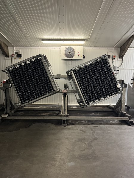 <p>Mens de fleste produsenter av engelsk musserende vin henter inspirasjon fra de store, kjente husene i Champagne, er vinmaker Tommy Grimshaw hos Langham mer inspirert av Grower Champagne-b&oslash;lgen. Langham bruker utelukkende egendyrkede druer og s&oslash;ker et modent og ekspressivt druemateriale. Med full kontroll p&aring; hele prosessen blir resultatet ogs&aring; viner med h&oslash;yere kvalitet.</p>