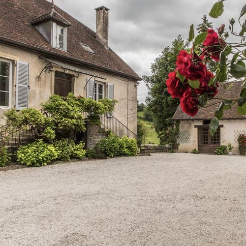 <p>Domaine de Montbourgeau har produsert tradisjonelle Jura-viner siden Victor Gros f&oslash;rst plantet vinmarker i 1920. Hans s&oslash;nn, Jean Gros, tok over virksomheten i 1956 og utvidet eiendommen fram til den n&aring;v&aelig;rende generasjonen, Nicole Deriaux, overtok ansvaret fra 1986. Hun jobber n&aring; ogs&aring; sammen med sin s&oslash;nn, C&eacute;sar Deriaux.</p>