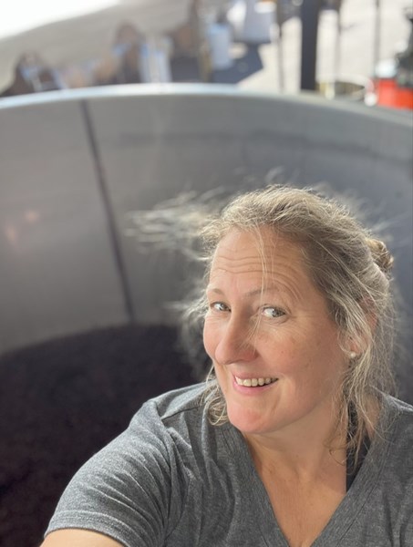 Uttrykk av sted: Pinot Noir og Chardonnay skal speile vinmarken og jordsmonnet de kommer fra. Hver vin er en ren og presis tolkning av terroir, enten det er vulkansk basalt med høy syre og rødfruktighet eller marine sedimenter med mørkere frukt og silkestruktur.
Detaljfokus: Som de selv sier, “It is the details that make the difference between magic and mediocrity.” Alt i arbeidet, fra reduksjon av avlinger i vinmarkene til valg av fat og minimal intervensjon i kjelleren, handler om å løfte kvaliteten.
Naturlig og lavintervensjon: Spontanfermentering, minimalt med pump-over/pigeage, lav bruk av svovel, ufiltrerte viner. Målet er balanse og transparens, ikke å maskere druens eller vinmarkens uttrykk.
Inspirasjon fra Burgund: De behandler sine basisviner (La Combe Verte) med samme seriøsitet som enkeltvinmarksvinene – inspirert av Becky Wasserman og klassisk Burgundisk tankegang.
Bærekraft & samarbeid: De jobber nesten utelukkende med organisk (mange biodynamisk) drevne vinmarker, og er tett knyttet til et lite nettverk av vinbønder de har bygget langsiktige relasjoner med.