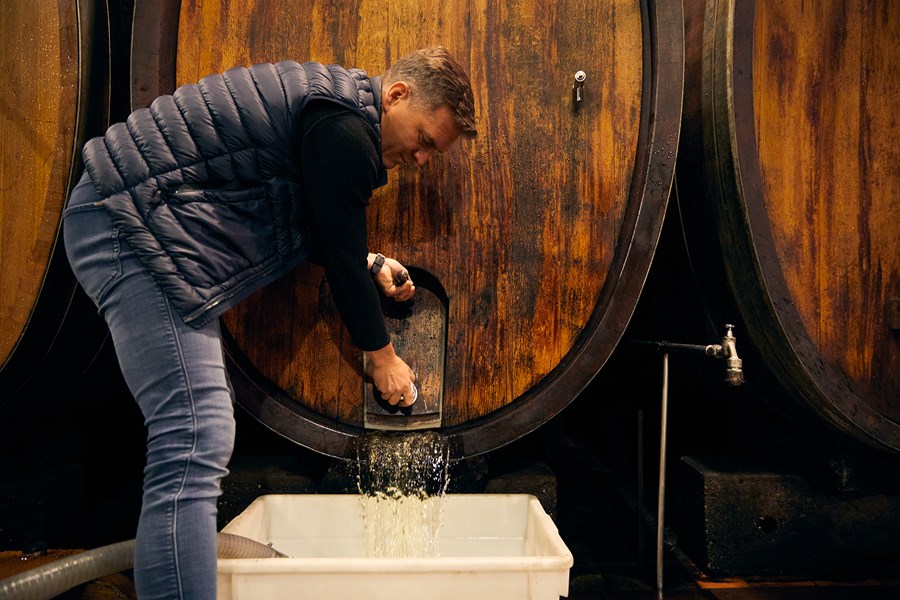 <p>Siden 1990 har produksjonen ved eiendommen v&aelig;rt drevet etter biodynamiske prinsipper, og produktene er i dag Debio-sertifisert. Jordsmonnet i vinmarkene best&aring;r av leire med varierende til stor andel kalkkonsentrasjon i form av erodert kalkstein og l&oslash;ssavleiringer av fin sand og silt. Rheinhessen er et av f&aring; vekstomr&aring;der i Tyskland med stedvis h&oslash;y kalkforekomst i jordsmonnet. Det medvirker til at vinene med slik lokal adresse f&aring;r et transparent aromabilde preget av modne syrlige frukter i kombinasjon med markant mineralkarakter. Eiendommens druemateriale h&oslash;stes for h&aring;nd og gis noen timers prefermentering f&oslash;r alkoholgj&aelig;ringen settes i gang. Vinen fermenteres med naturlig gj&aelig;r fra vinmarkene i store eikeliggere p&aring; 2000 liter p&aring; 18-20 grader. Vinene ligger p&aring; bunnfallet inntil de tappes p&aring; flaske p&aring; forsommeren det p&aring;f&oslash;lgende &aring;ret etter vinh&oslash;sten.</p>